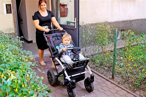 Niepełnosprawna matka mieszka z dziećmi w przerażających .